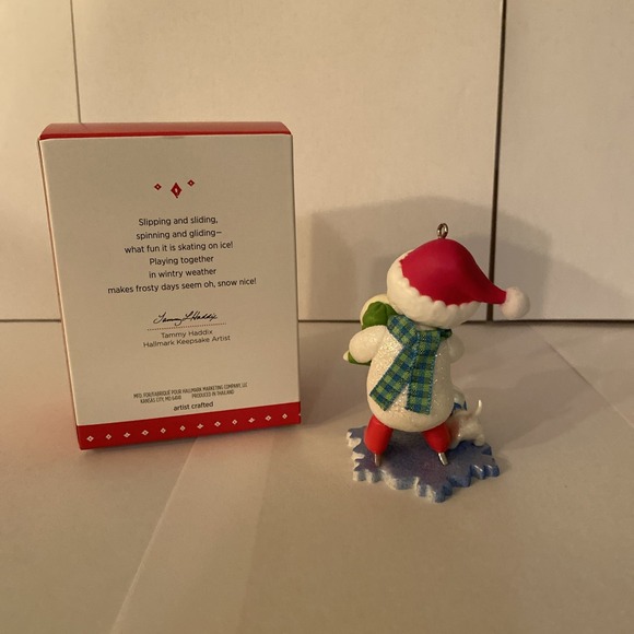 2015 Hallmark Keepsake Chillin' Together Ornament 8th in Making Memories Series - Picture 3 of 3